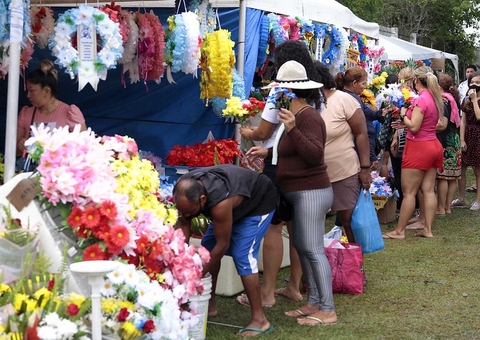 Comerciantes aproveitam Dias dos Finados para garantir sustento em Manaus 