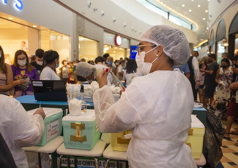 Vacinação contra Covid-19 é retomada nesta quinta em shoppings de Manaus