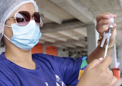 Vacinação contra Covid é retomada em shoppings após feriado em Manaus