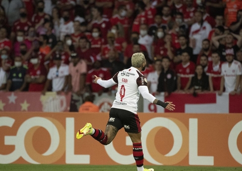 Flamengo vence Internacional e mira no título do Campeonato Brasileiro