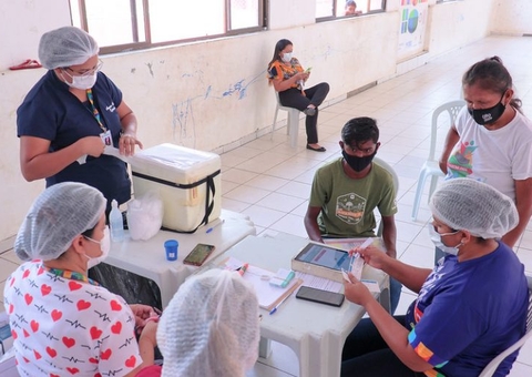 Indígenas venezuelanos são imunizados durante campanha de multivacinação em Manaus