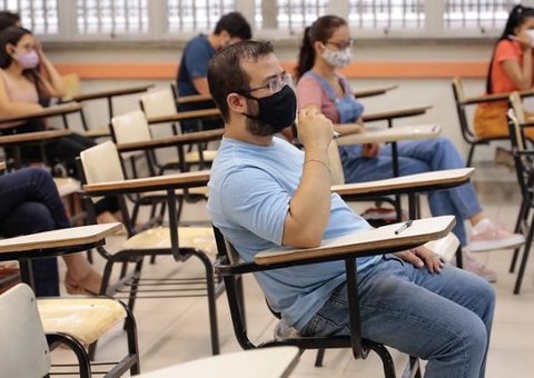 Prefeito de Manaus anuncia concurso da Semed para 2023