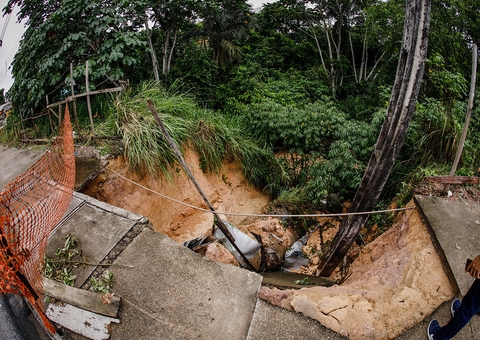 Trecho da Avenida das Torres passa por recuperação após abertura de buraco na via