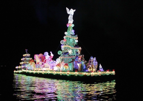 Presépio flutuante é entregue em Manaus e distribuirá presentes para ribeirinhos