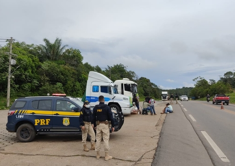 Grupo de caminhoneiros continua protestando na BR-174