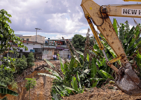 Obra de contenção de erosão é iniciada após casa desabar em Manaus