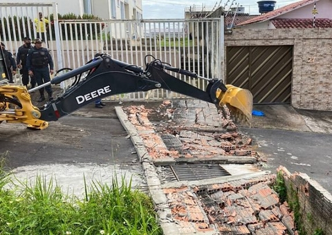 Muros irregulares que fechavam ruas em bairro de Manaus são demolidos