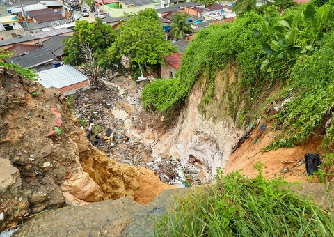 Casas têm estruturas comprometidas após barranco com lixo desabar em Manaus