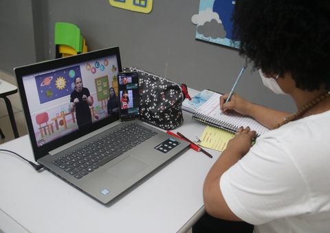 Estudantes voltam  às aulas remota após desabamento de pontes na BR-319 no Amazonas 