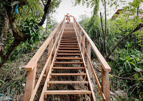 Mulher é baleada pelo próprio marido em escadaria de Manaus