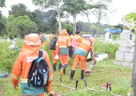 Cemitério do Tarumã passa por limpeza em Manaus
