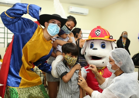 Manaus retoma vacinação contra a Covid-19 em 52 pontos nesta quinta-feira