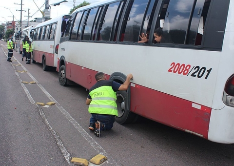 Operação flagra micro-ônibus circulando com pneus carecas em Manaus