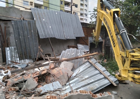 Garagem construída em calçada é demolida em Manaus; Saiba como denunciar