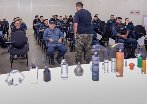 Guardas municipais recebem treinamento de manuseio de spray de pimenta em Manaus