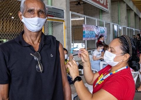 Manaus aplica quase 3 mil doses de vacina contra influenza, sarampo e covid neste domingo