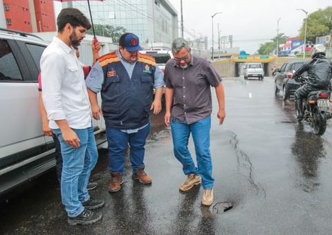 Avenida Umberto Calderaro ficará interditada por 4 dias após pista ceder