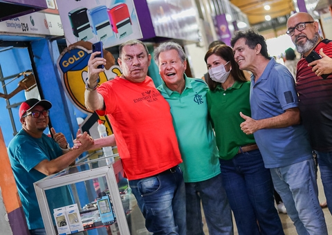 Arthur Virgílio aproveita feriado para visitar amigos do mini shopping da Compensa