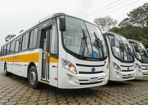 Picapes e micro-ônibus para transporte de estudantes cadeirantes são entregues em Manaus