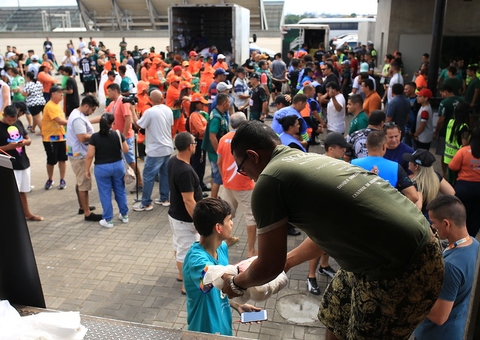 Cinco toneladas de alimentos são arrecadadas em jogo na Arena da Amazônia