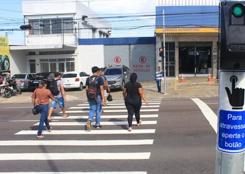 Semáforo é instalado para travessia de pedestres na entrada do T1 em Manaus