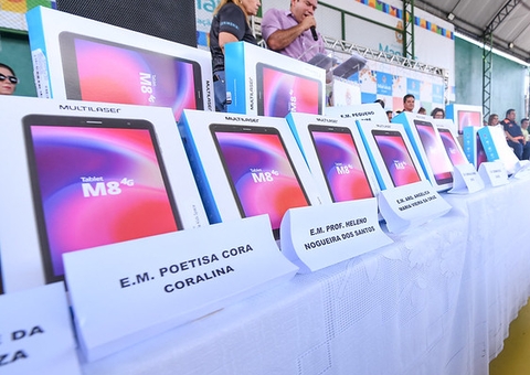  Prefeito entrega mais de 800 tablets para escolas públicas de Manaus