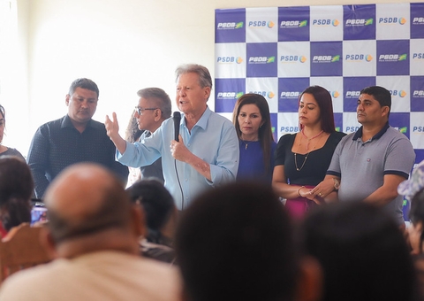 Arthur Virgílio ouve demandas dos moradores de Presidente Figueiredo