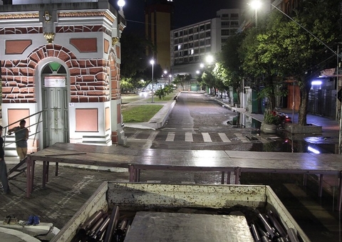 Pontes são instaladas no Centro de Manaus devido à cheia do Rio Negro
