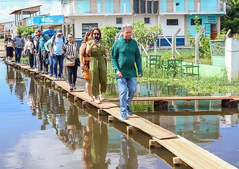 Arthur Virgílio visita moradores afetados pela cheia no Amazonas
