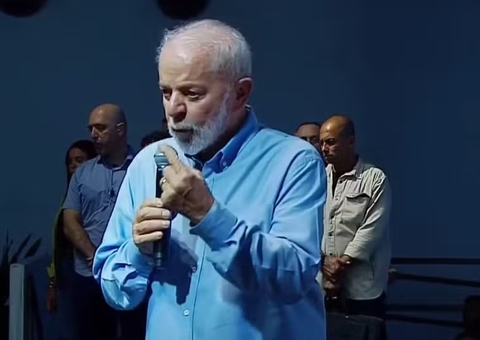 Às vésperas de possível extradição, Lula pede liberdade de Assange