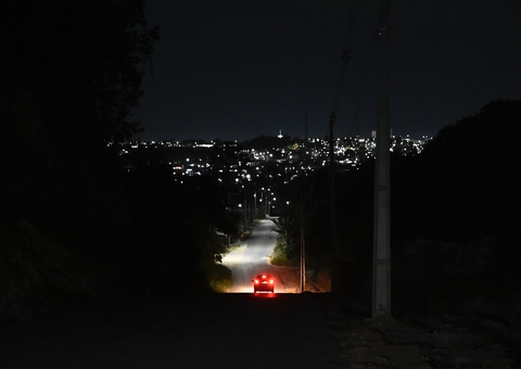 Manausluz é notificada por falta de iluminação pública e postes danificados