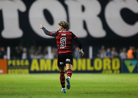 Gabigol decide e Flamengo derrota Santos na Vila Belmiro