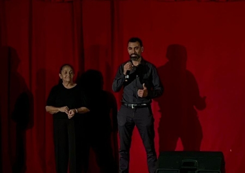 Alunos da Escola Acordes do Céu homenageiam filmes e séries em musical