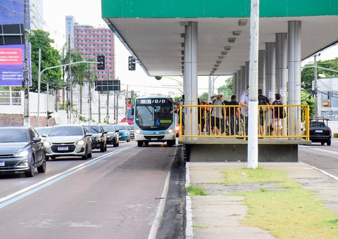 Retorno da Faixa Azul exclusiva para ônibus na Constantino Nery é suspenso 
