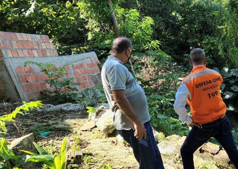 Seis casas correm risco de desabar após deslizamento de terra em Manaus