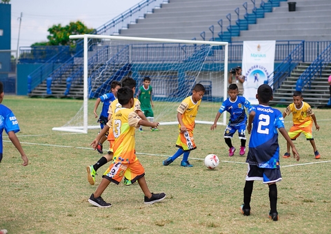 Cerca de 400 estudantes participam da abertura da Copa Zico em Manaus