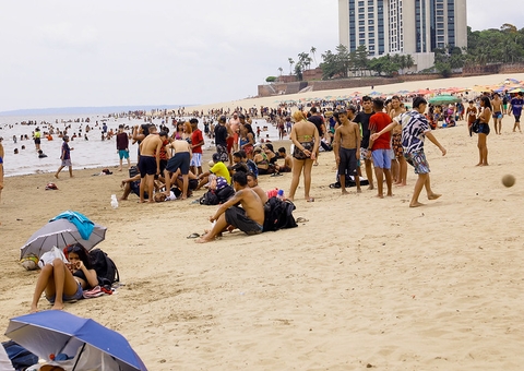 Eleitores aproveitam a Ponta Negra para descansar no 2º turno das Eleições