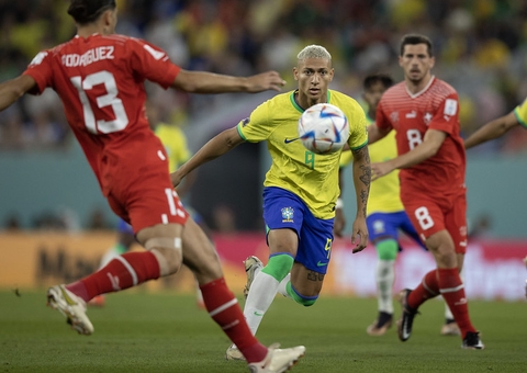 Golaço de Casemiro abre placar para o Brasil contra Suíça