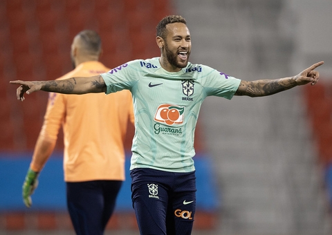 Neymar muda visual e adota platinado no retorno à Seleção na Copa do Mundo