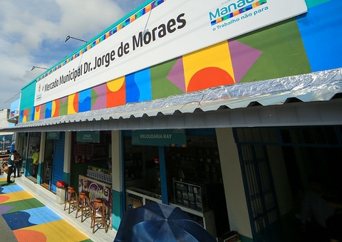Prefeitura entrega mercado reformado em Manaus; outros 29 continuam em obras