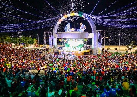 Multidão lota Ponta Negra para assistir ao espetáculo 'Sonho de Natal' em Manaus