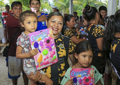 Presépio Flutuante entrega presentes em comunidade no Rio Negro em Manaus
