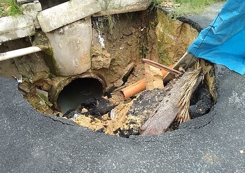 Cratera se abre após rede de drenagem romper durante chuva em Manaus