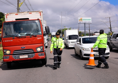 Fiscalização flagra motoristas com irregularidades e veículos são removidos em Manaus