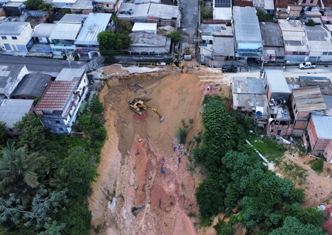 Cratera que abriu há 1 ano e colocou moradores em risco passa por obras em Manaus