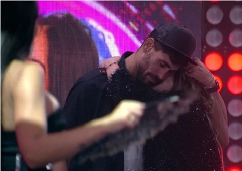 BBB23: Amanda se declara para Cara de Sapato durante festa das Líderes