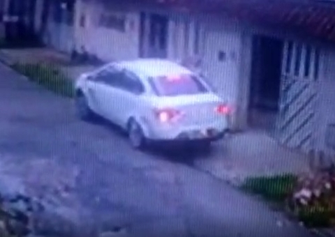 Vídeo mostra momento em que criminosos invadem vila e matam jovem em Manaus