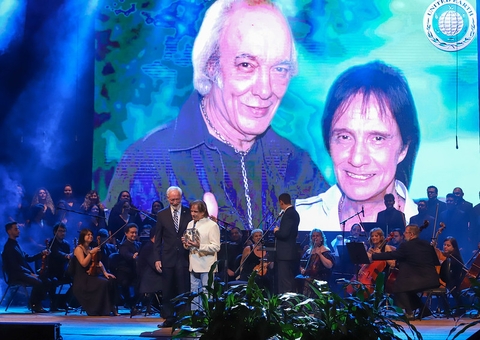 Roberto Carlos e Erasmo Carlos são homenageados com Prêmio Nobel em Manaus
