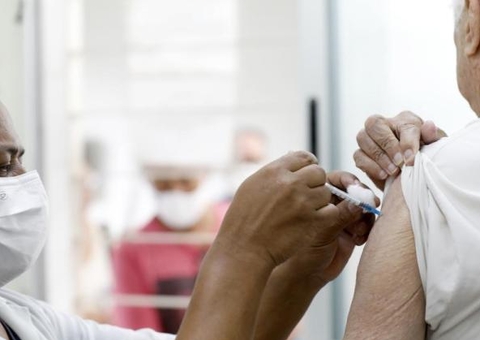 Covid-19: Saúde antecipa nova dose da bivalente para idosos