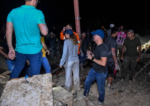 Prefeito David Almeida acompanha buscas por vítimas de tragédia em Manaus